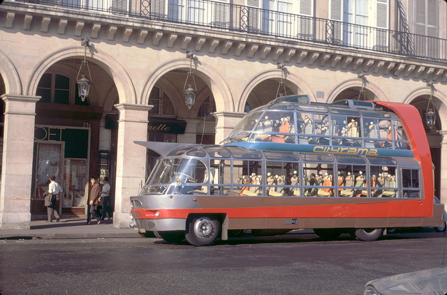 Los detalles aerodinamicos marcaron fuerte mente la silueta de este bus futurista. Citroën U55 Cityrama Currus